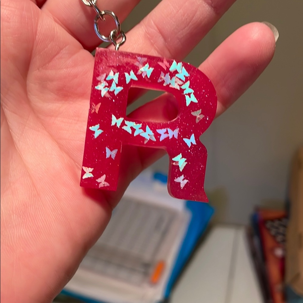 Red Glitter Letter Keychain R - Picture 2 of 7